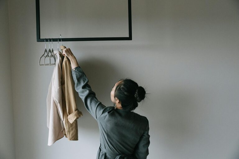 How to Build a Basic Capsule Wardrobe for Everyday Style